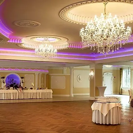 Dworek Eureka 3* Чеховице-Дзедзице